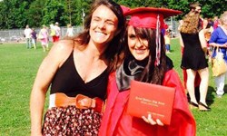 畢業前夕因＿＿＿遭勒令回家？媽媽以幽默方式向學校抗議 Violet Burkhart、Amy Redwine、畢業、高中、抗議