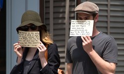 妞快報：你怎麼能不愛他們？蜘蛛人情侶檔用可愛方式擋狗仔 妞快報、艾瑪史東、安德魯加菲爾德、蜘蛛人