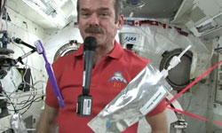 在地球上稀鬆平常 太空中卻意外困難的5件生活小事 太空、太空人、外太空、 Chris Hadfield