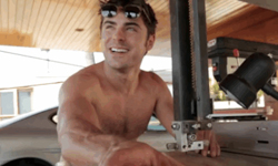 妞快報：好熱好熱！柴克艾弗隆太陽下脫光光為了做…. 柴克艾弗隆、肌肉、好身材、美男、上空、滑板