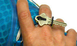 絕不會忘記帶鑰匙的終極妙招！慢跑必備的鑰匙戒指 鑰匙、慢跑、戒指、馬拉松、跑步