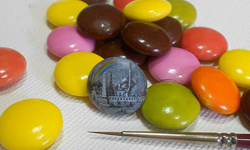 M&M、綠豆這些小東西也能彩繪？偏好在迷你食品上創作的微觀藝術家 Hasan Kale、土耳其、藝術、彩繪、食物、微觀、巧克力、建築、綠豆、花生殼、香蕉片、藝術