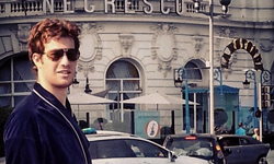 把這裡當你家？這位美國帥哥穿睡袍遊歐洲！ Instagram、浴袍、男、美國、歐洲