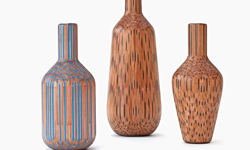 上百隻鉛筆變身...？筆芯成獨特密集花紋的花瓶 Studio Markunpoika、Amalgamated、鉛筆、花瓶、木、紋路、機器、多用途、食用、藝術