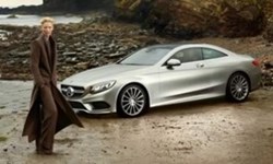 妞快報：仙氣四溢、霸氣外露！蒂妲史雲頓幫名車拍廣告超飄逸 妞快報、蒂妲史雲頓、賓士、廣告、Haider Ackermann