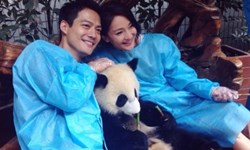 妞快報：女神笑開懷超萌！周迅與男友抱貓熊合照 妞快報、周迅、高聖遠、貓熊