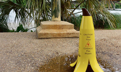 說到香蕉皮你會想到什麼？創意設計香蕉警示牌警告你... Banana Cone、香蕉、滑倒、摔、警示牌、設計、創意、實用、聯想