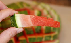 這樣吃西瓜就不會沾滿臉了！輕鬆將夏日水果去皮的技巧 西瓜、奇異果、葡萄柚、鳳梨、夏天