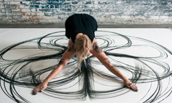 人體的完美弧度震撼全場！女性表演藝術家用身體創造炭筆素描 Heather Hansen、炭筆、女、表演、藝術、肢體、弧形、同心圓、展覽、藝術