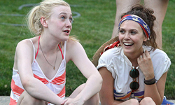 達柯塔芬妮為了破處跟姐妹搶男人？《Very good girl》首波預告及花絮照片 達柯塔芬妮、Elizabeth Olsen、新片、電影、預告