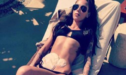 妞快報：就算掛糞袋也很美！英模特兒曬比基尼照重獲自信 妞快報、Bethany Townsend、比基尼、克隆氏症、Crohn's disease