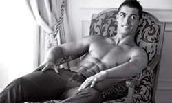 敵隊球迷多恨C羅？人偶插針不夠還給火車碾！    VOGUE、C羅、梅西、世界盃、球迷、