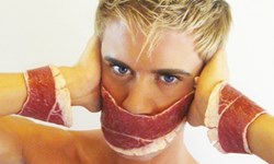 肉質鮮嫩帶油花！想學女神卡卡生肉裝你可以這樣穿… 生肉裝、女神卡卡、飾品、手環、項鍊