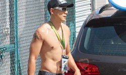 妞快報：母親病逝暫別娛樂圈 吳彥祖露人魚線衝浪解悶 妞快報、吳彥祖、人魚線、衝浪