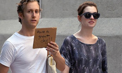 妞快報：Copy蜘蛛人情侶檔！安海瑟薇和老公拿紙板遮臉快閃 妞快報、蜘蛛人、安海瑟薇、艾瑪史東、安德魯加菲爾德