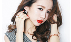 用兩步驟就能打造韓妞感！盛夏出門必化妝容教學 beauty321、彩妝、套裝、透視服、紅唇、性感、霧面唇、金棕色、金屬、螢光、珠光、眼影