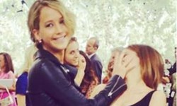 妞快報：先禮後兵？小珍妮佛不改搞怪本色偷襲艾瑪華森！ 妞快報、珍妮佛勞倫斯、艾瑪華森、巴黎時裝週