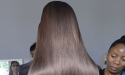 頭髮越洗越毛躁？洗頭3步驟這樣做！ VOGUE、頭髮、頭皮、毛躁、護髮