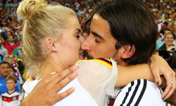 終於可以正大光明做愛做的事！？德國大嫂團賽後獻吻球星男友 2014世足、世足、fifa、worldcup、世界盃足球賽