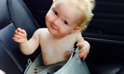 受困在水桶裡怎麼辦？超樂觀寶寶讓你嘴角上揚    萌、寶寶、樂觀、可愛、開朗