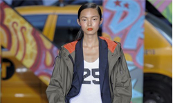 舊服一秒變潮衣！10個小撇步讓丹寧舊衣發揮最大時尚度 VOGUE、丹寧、牛仔褲、襯衫、涼鞋