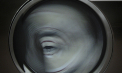 烘乾機中發現人影？藝術家拍下你沒發現的生活靈感 Yvette Meltzer、洗衣店、烘乾機、攝影、靈感