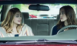 妞快報：超殺女vs.魯蛇女？克蘿伊與綺拉奈特莉合作新片搶先看 妞快報、超殺女、克蘿伊摩蕾茲、綺拉奈特莉、Leggies