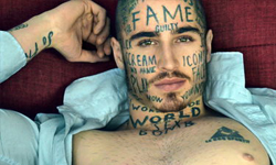 他把帥臉當公廁牆塗鴉？全臉文字刺青男子超想紅 帥哥、人皮衣、公共、廁所、隨機、文字、想紅、刺青、紋身、極端、無意義、性感、Vin Los