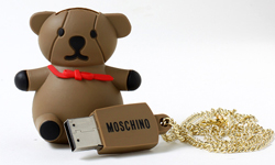 把隨身碟戴在脖子上就不會弄丟了！圓胖熊寶寶USB項鍊 Moschino、USB、精品、隨身碟、可愛、小熊、熊寶寶、童趣、科技、項鍊