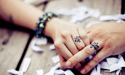 洗澡睡覺都戴著你們的誓言！永遠留在手指上的刺青婚戒 洗澡、睡覺、誓言、永遠、手指