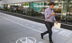 邊走邊用手機後果自負！「低頭族人行道」的真相是…？ 低頭族、手機、螢幕、人行道、走路、交通、道路、國家地理頻道、國家地理、華盛頓、美國