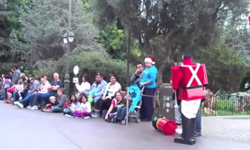  真的是「丟臉丟到地上去」了！迪士尼玩偶跌倒窘境一籮筐 可愛、迪士尼、人偶裝、遊行、熱鬧、小朋友、跌倒、痛、糗、幻滅