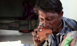 吃土當吃補！世界真奇妙之神人吃土秀 吃屎、吃土、印度、美國、奇怪、神奇的人、酷、排泄物、汙穢、噁心、受不了