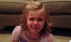 「我不要弟弟長大啦！」小女孩知道弟弟會長大後超崩潰！  長大、姊弟、不想長大、Alex Miller、可愛