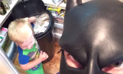 家裡的正義就由我來守護！超級好笑的蝙蝠老爸登場！ Vine、蝙蝠俠、老爸、BatDad、搞笑、可愛