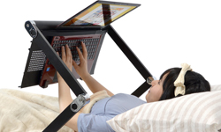 走到哪宅到哪？日本新發明筆電桌讓你躺著也能用電腦！ 筆記型電腦、電腦、電腦桌、方便、使用、週邊