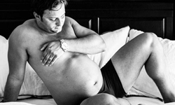 我也是大腹便便啊！奇怪大叔取代妻子拍攝孕婦寫真 奇怪、幽默、創意、攝影、懷孕