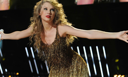 妞快報：跟姊妹玩瘋了！泰勒絲把別人舞台當自己家    泰勒絲、跳舞、演唱會、Karlie Kloss、Ingrid Michaelson