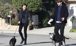 想當馬子狗也不需要這樣！瘋狂女子將全裸男友當狗遛 早晨、遛狗、情侶、裸體、閨房情趣