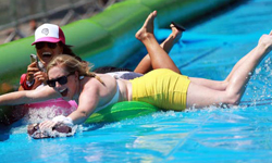 全體市民滑起來！美國馬路搖身一變巨無霸滑水道 美國、夏日、城市滑水道、消暑、同樂、開心、刺激