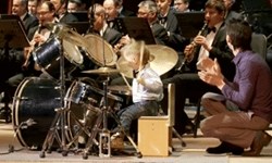 掉棒也不能阻止他的節奏！3歲正太打鼓打到不願下台 3歲、俄羅斯、鼓手、交響樂、神童