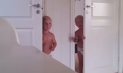 尿布外露也要溜！雙胞兄弟上演臥室脫逃記 可愛、雙胞胎、惱人、媽咪、頭痛