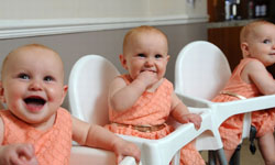 真的長太像了啦！媽媽為了區分三胞胎想到了一個聰明點子... 三胞胎指甲油區分可愛