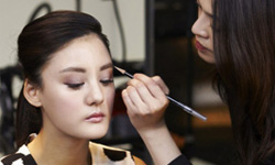 微笑眉掰！宋紀妍示範最in平眉教學 VOGUE、眉毛、宋紀妍、平眉