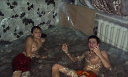 裸泳也不怕被人看！俄青年將客廳DIY成陽春泳池 俄羅斯、青少年、夏日、消暑、游泳