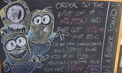 學雪寶的聲音點餐就能打9折！漢堡店的名人粉筆趣味藝術 黑板、藝術、插畫、海綿寶寶、小小兵