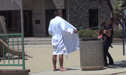 嘿嘿嘿看看我這裡！暴露狂街頭露三點騷擾孩童結果... 奇怪、實驗、小孩、父母、反應、保護、搞笑、出拳、遛鳥