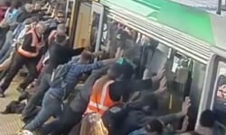 可別輕忽火車月台的縫隙！百名地鐵乘客齊心推列車救人 澳洲、伯斯、火車、月台、乘客