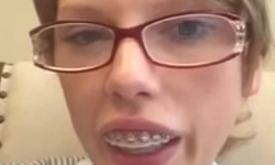 妞快報：妳誰啊！泰勒絲為節目扮成牙套妹 泰勒絲、牙套、扮醜、Jimmy Fallon、Ew！