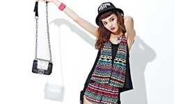 夏天穿黑色也能很清爽！2014夏季黑色時尚一次看 CHOC、黑色、LOGO、上衣、潮流、設計、連身裙、九分褲、街頭、甜美、圖騰、白色